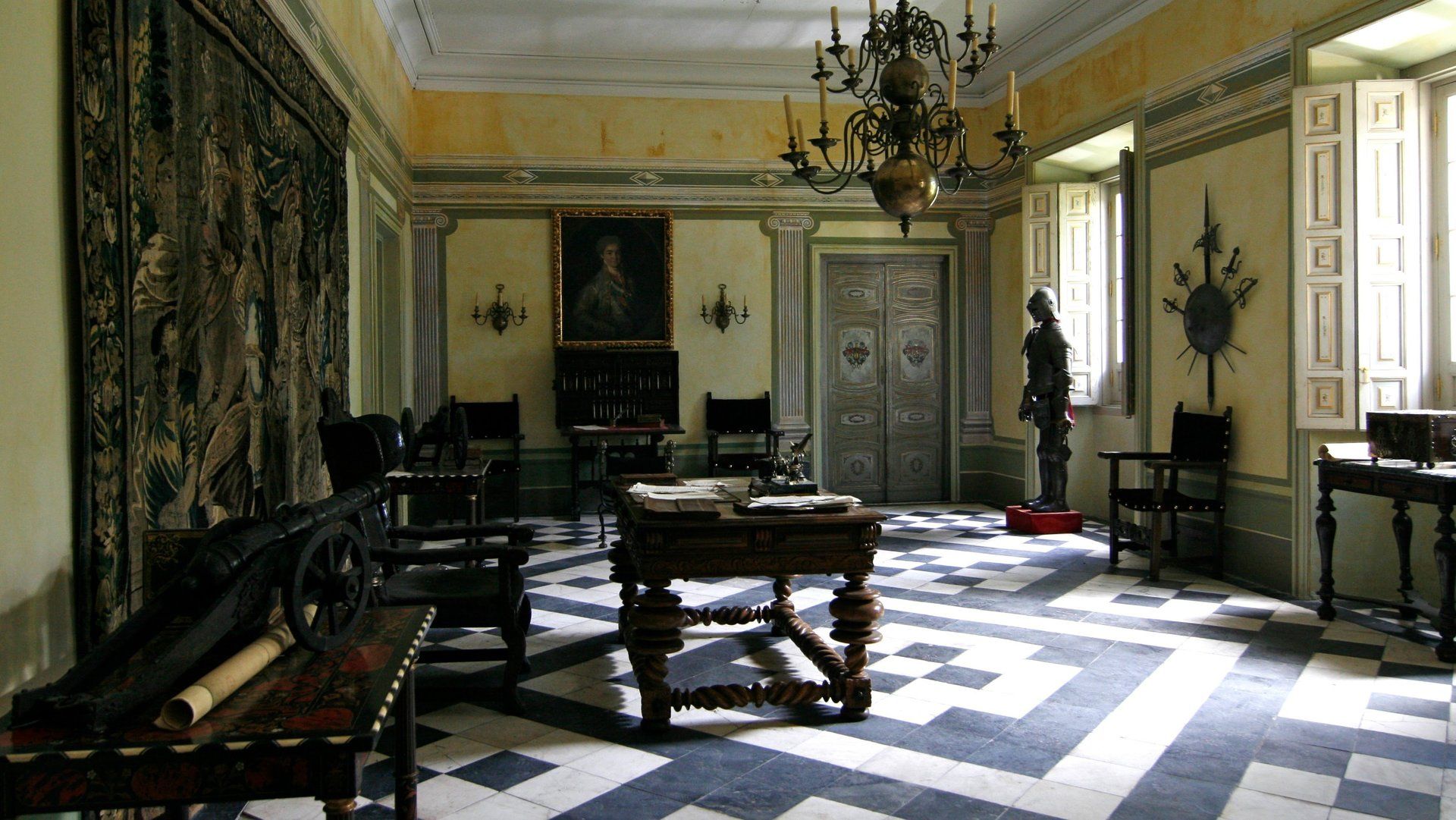 Una habitación con una mesa y sillas y un suelo a cuadros.