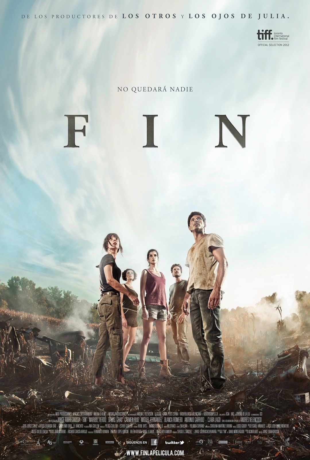 Un cartel de la película Fin muestra a un grupo de personas de pie en un campo.
