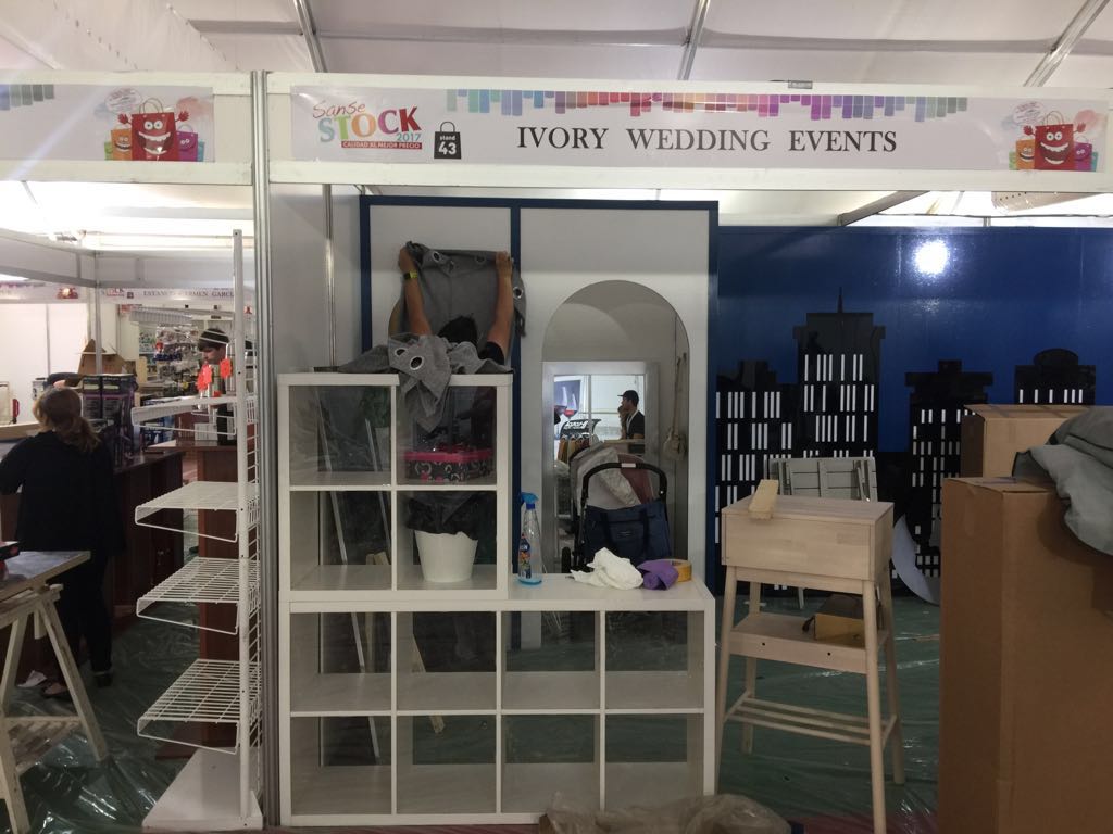 Una habitación con un estante y un cartel que dice eventos de boda de marfil.
