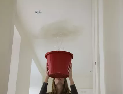 Secchio per rimediare a perdita d'acqua