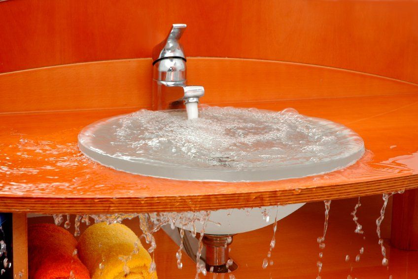 Lavandino colmo d'acqua