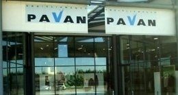 vetrina con insegna PAVAN