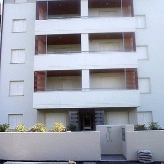 Sita in centro a Treviso, trattasi di un fabbricato diviso in tre scale, dove sono stati eseguiti impianti elettrici.