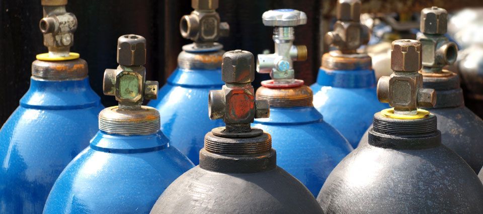 réservoirs de gaz bleu et gris pour le soudage