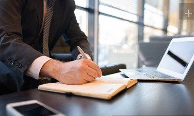 Contabili prende appunti per elaborare dati