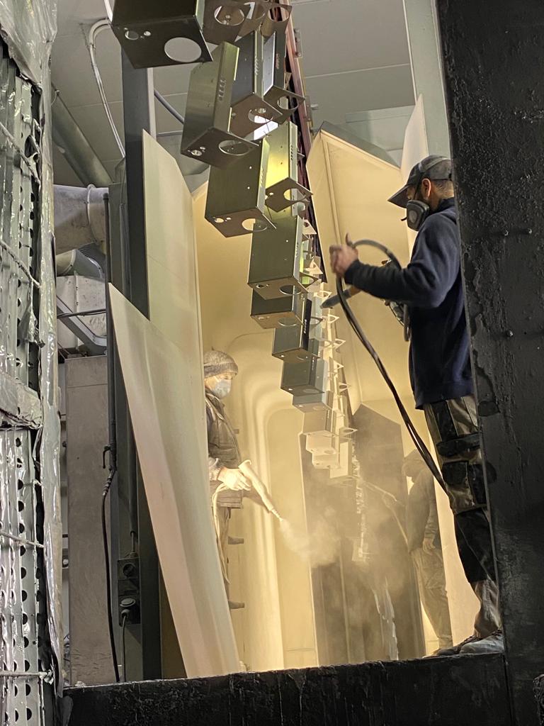 operatore durante una verniciatura spray