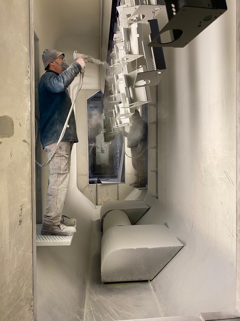 copertura in alluminio durante la verniciatura