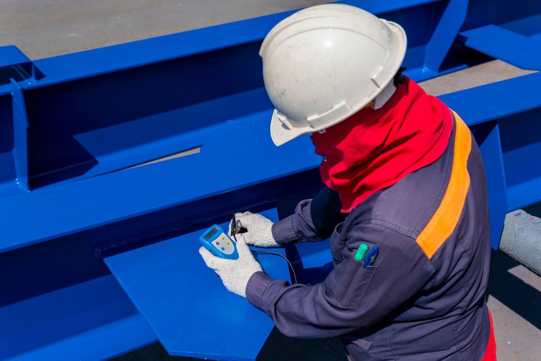 operatore mentre esegue un test di quadrettatura sulla superficie in alluminio
