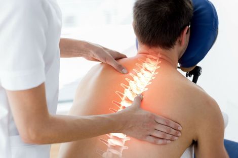 manipolazione chiropratica su paziente maschio