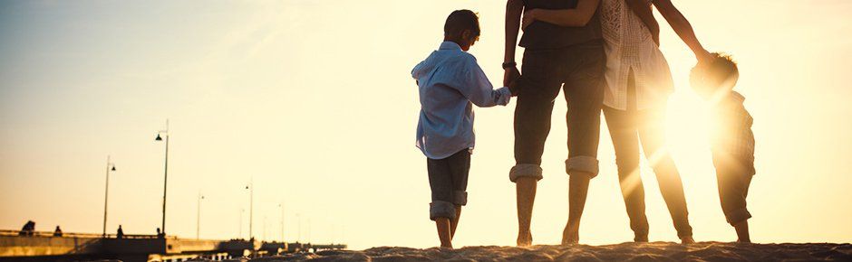 Family at Venice Beach holding hands | Bablot