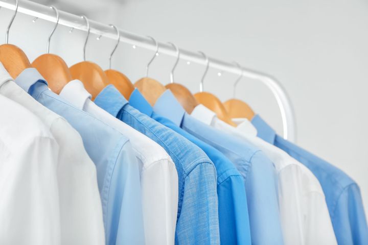 camicie appese dopo lavaggio professionale