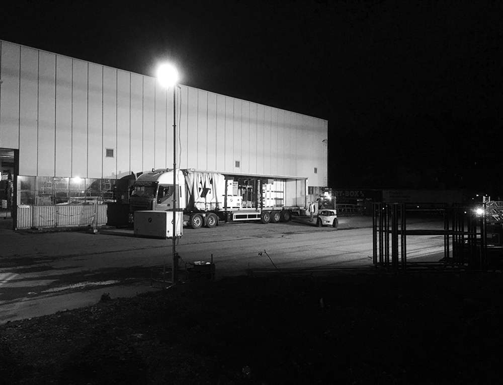 Dépôt de marchandises dans un camion avec un chariot élévateur