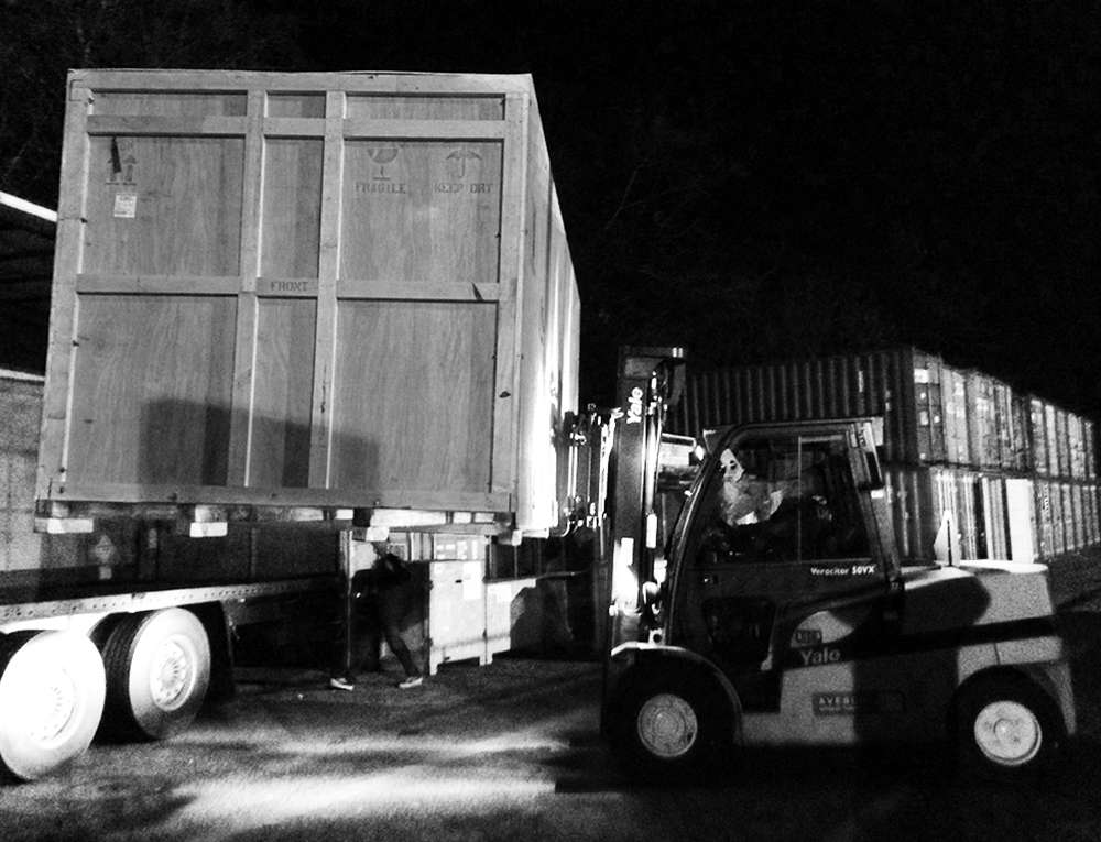 Dépôt de marchandises dans un camion avec un chariot élévateur