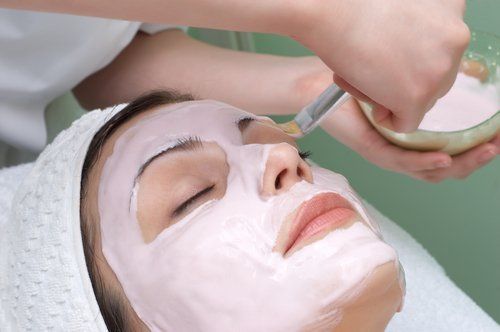 donna con maschera di bellezza