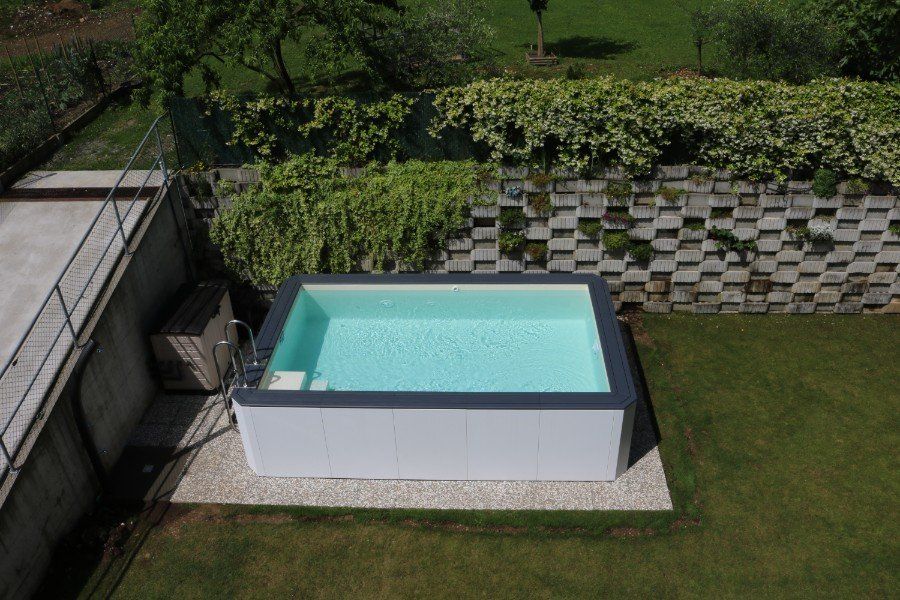Piscina con scaletta