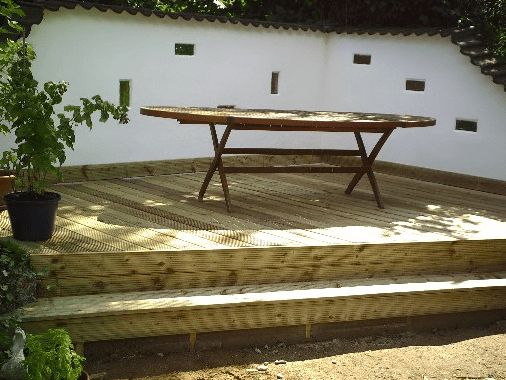 Tisch auf Terrasse