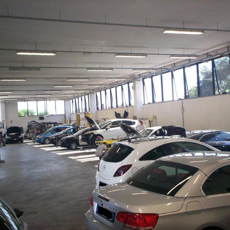 fila di macchine durante riparazione in una officina auto