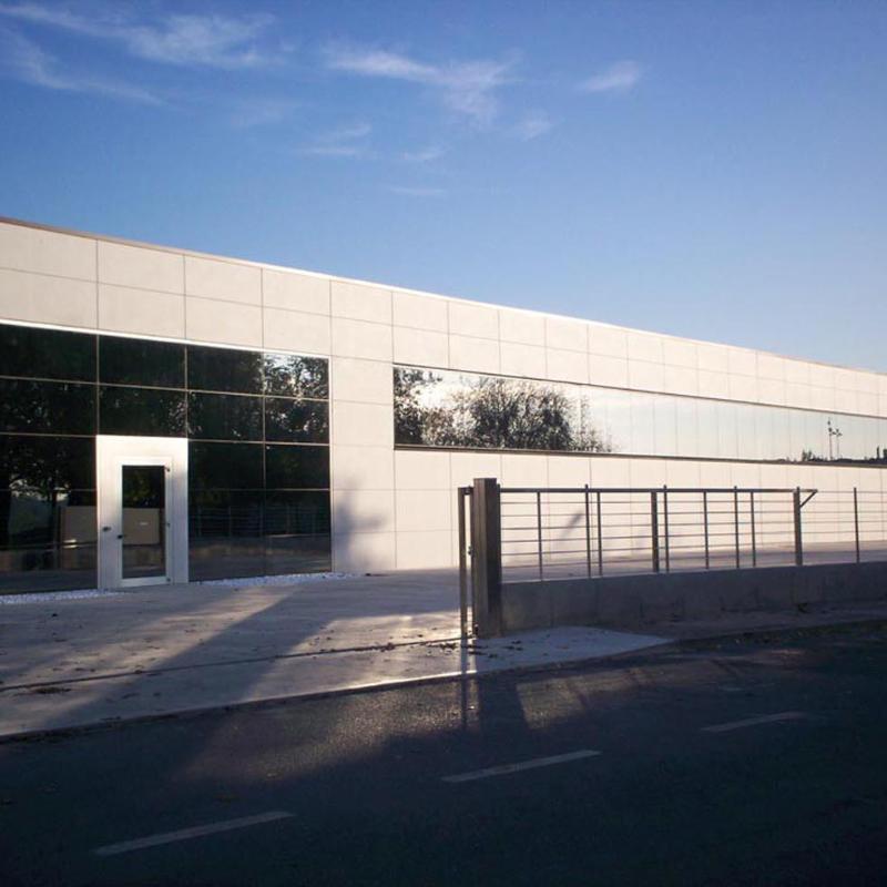 vista esterna di officina su sfondo cielo