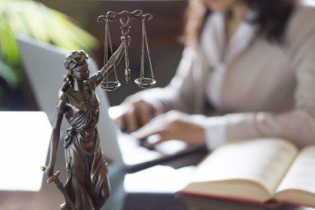 Statua della giustizia con spada e bilancia