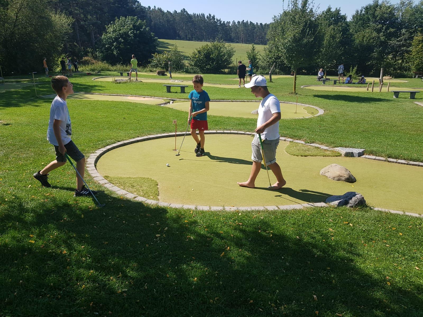 Eine Gruppe von Menschen spielt Minigolf