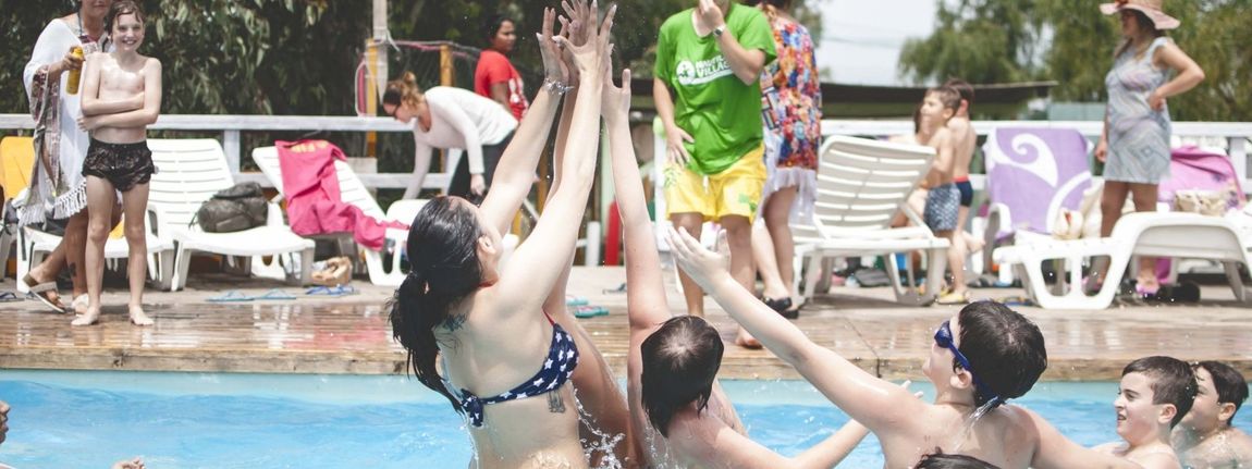 ragazzi in piscina