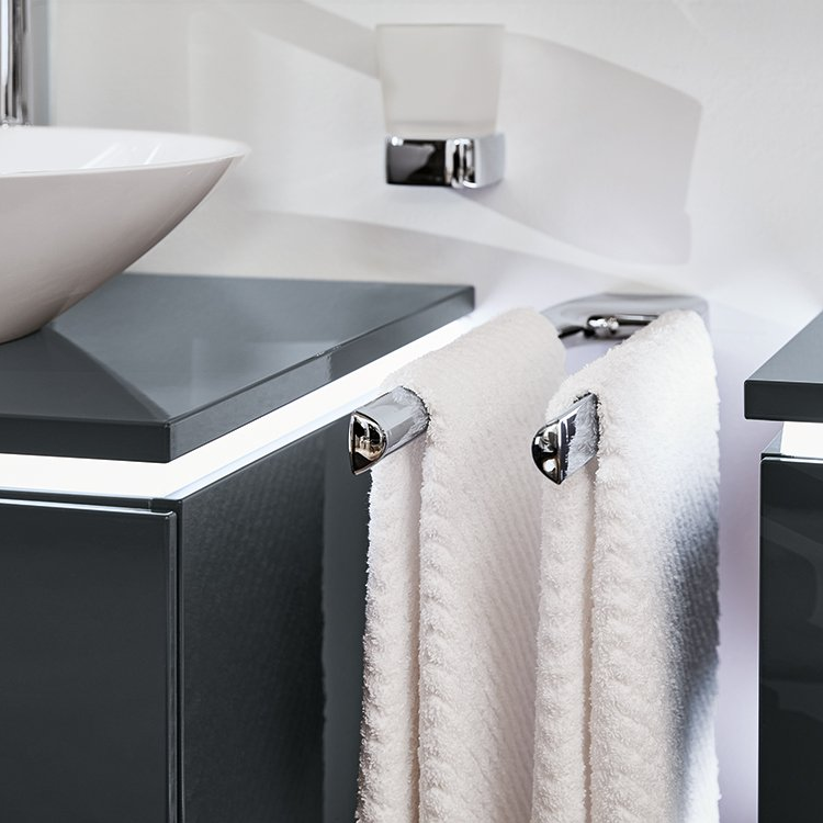Ein Badezimmer mit Waschbecken und Handtuchhalter