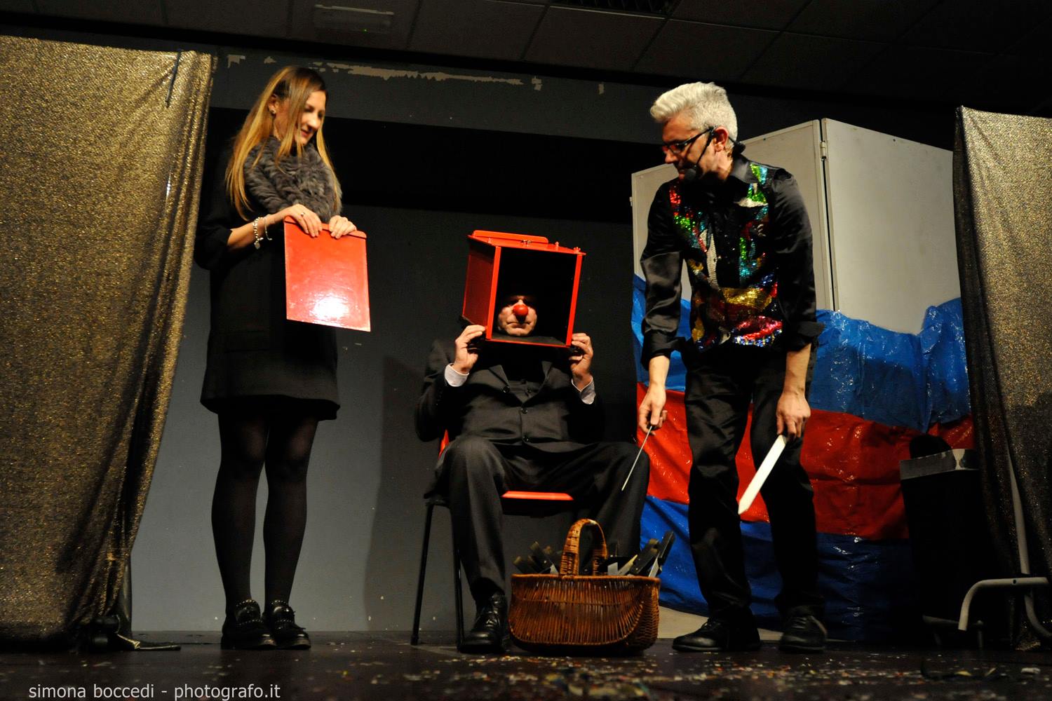 mago e clown in un divertente spettacolo