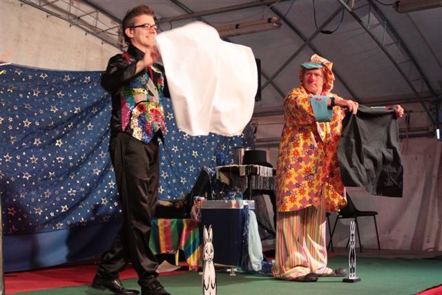 Magia comica con Mago e Clown in scena