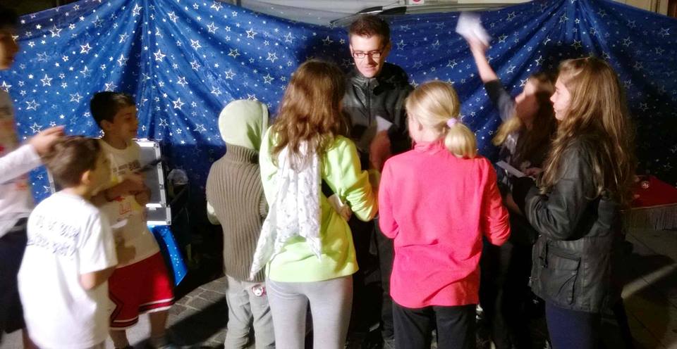 Bambini entusiasti per lo spettacolo magico