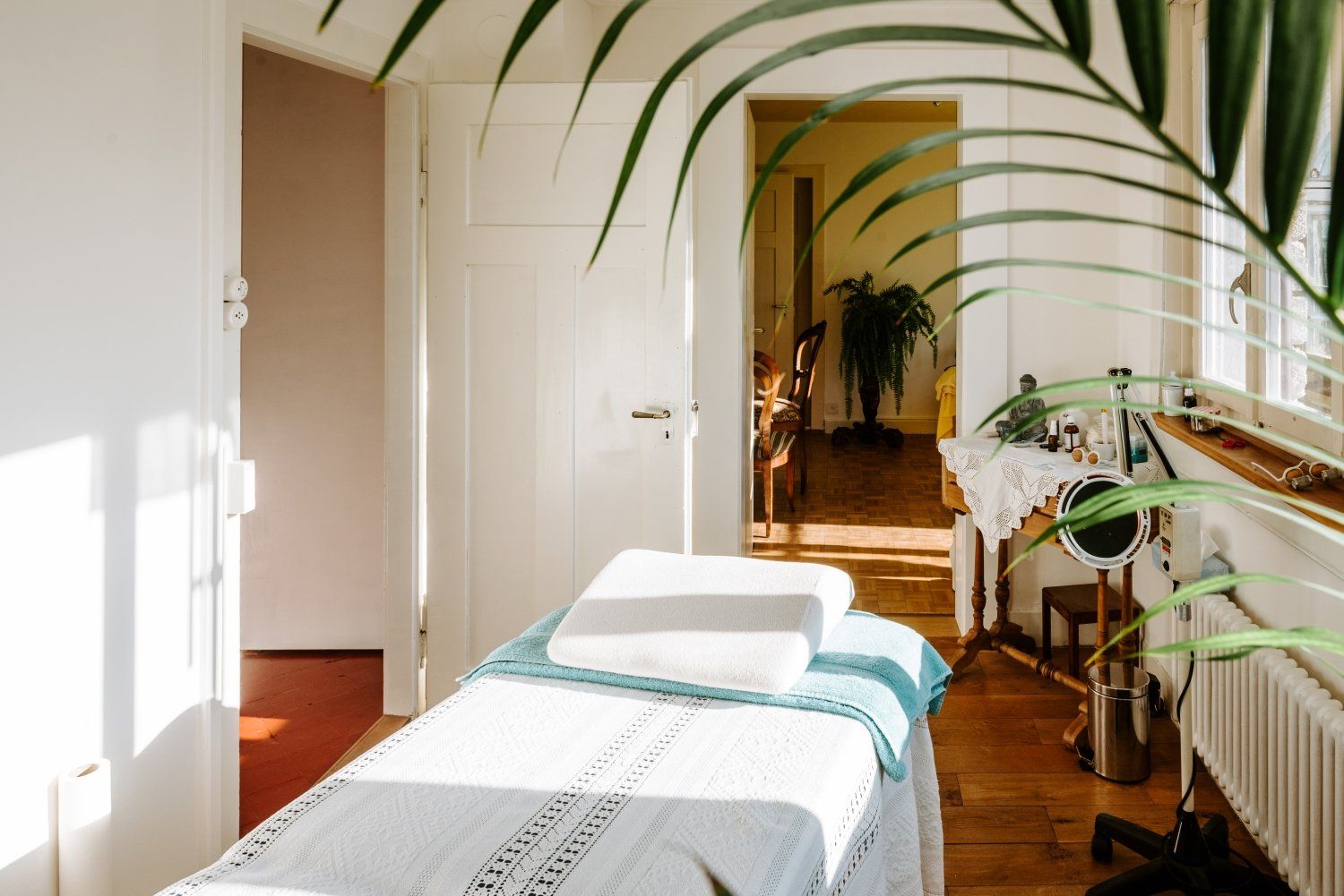 Massageraum mit Massagetisch