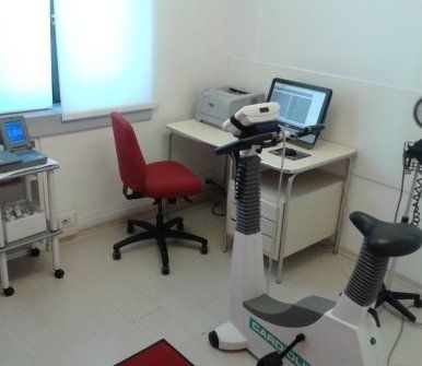 CENTRO DI FISIOLOGIA SPORTIVA sala medica, sedia, cyclette