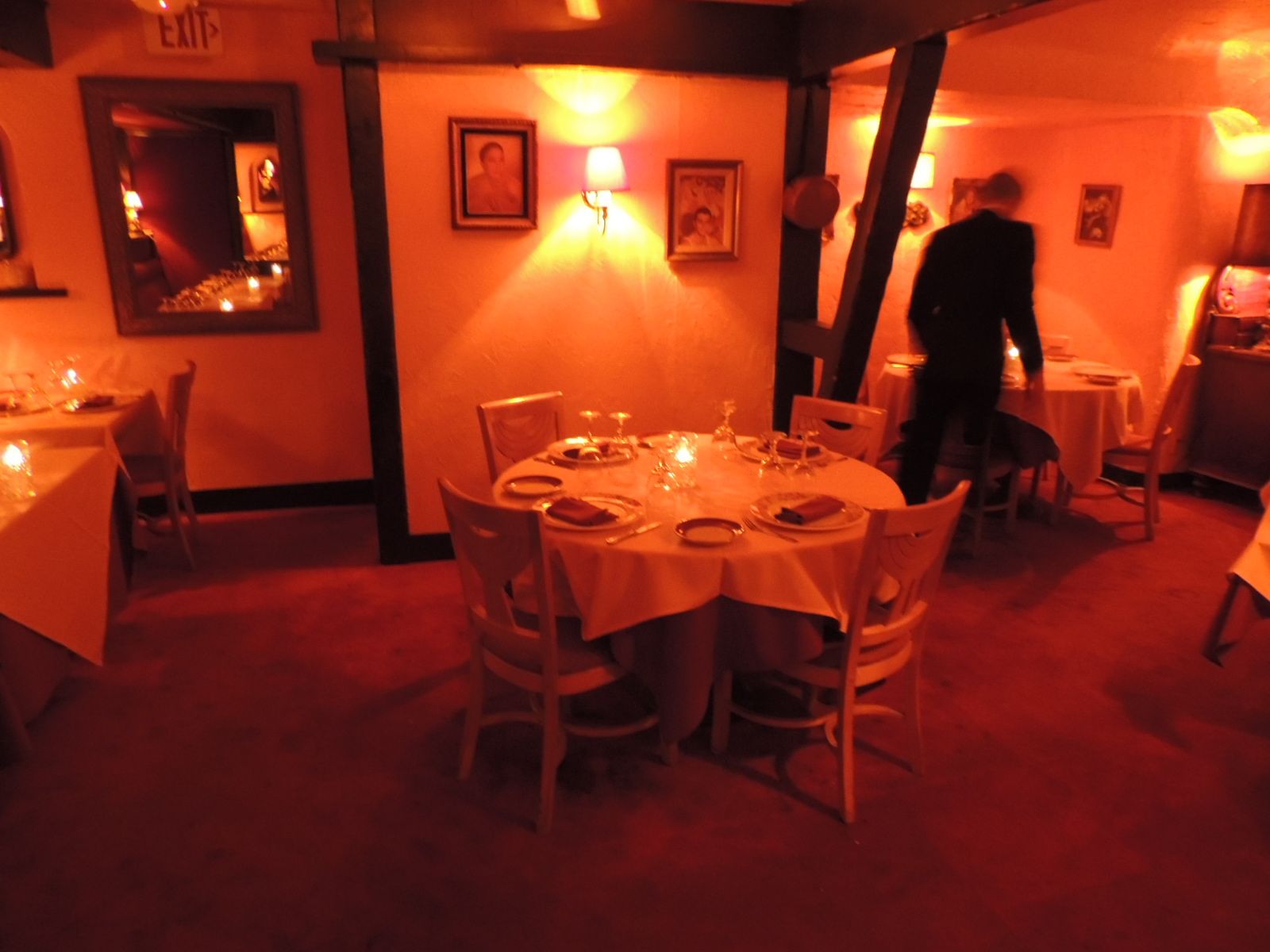TAble 23 for 4 to 8 guests