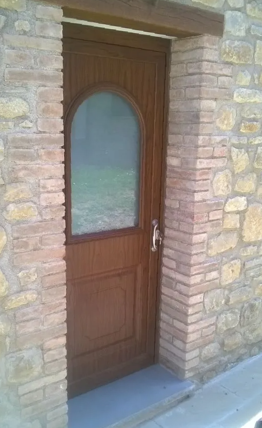 porta in legno massello con dettaglio in vetro