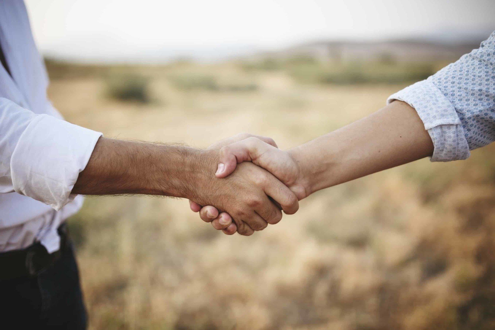 handshake-in-the-desert