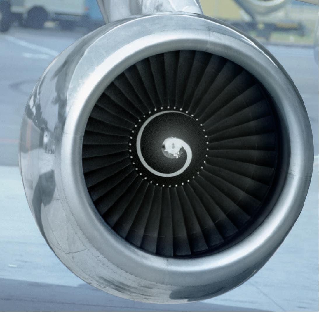Lufteinlass eines Flugzeugstrahltriebwerks mit Lüfterschaufeln, metallischer Glanz.