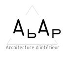 Logo noir et gris d’ABP Architecture d’intérieur avec un toit stylisé.