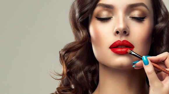 modella con rossetto