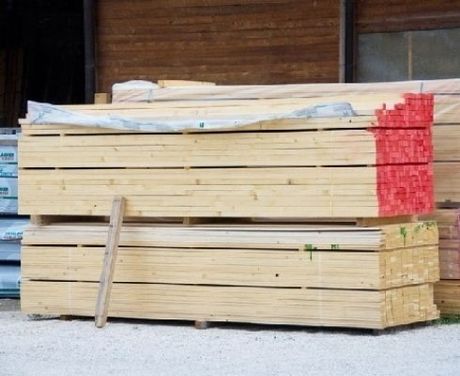 pila di pallet in legno