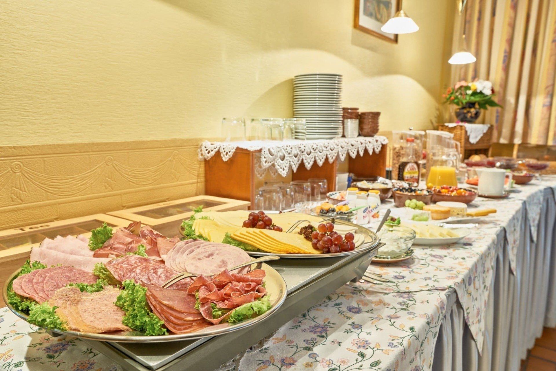 Ein Buffet-Tisch mit einer Auswahl an Speisen.