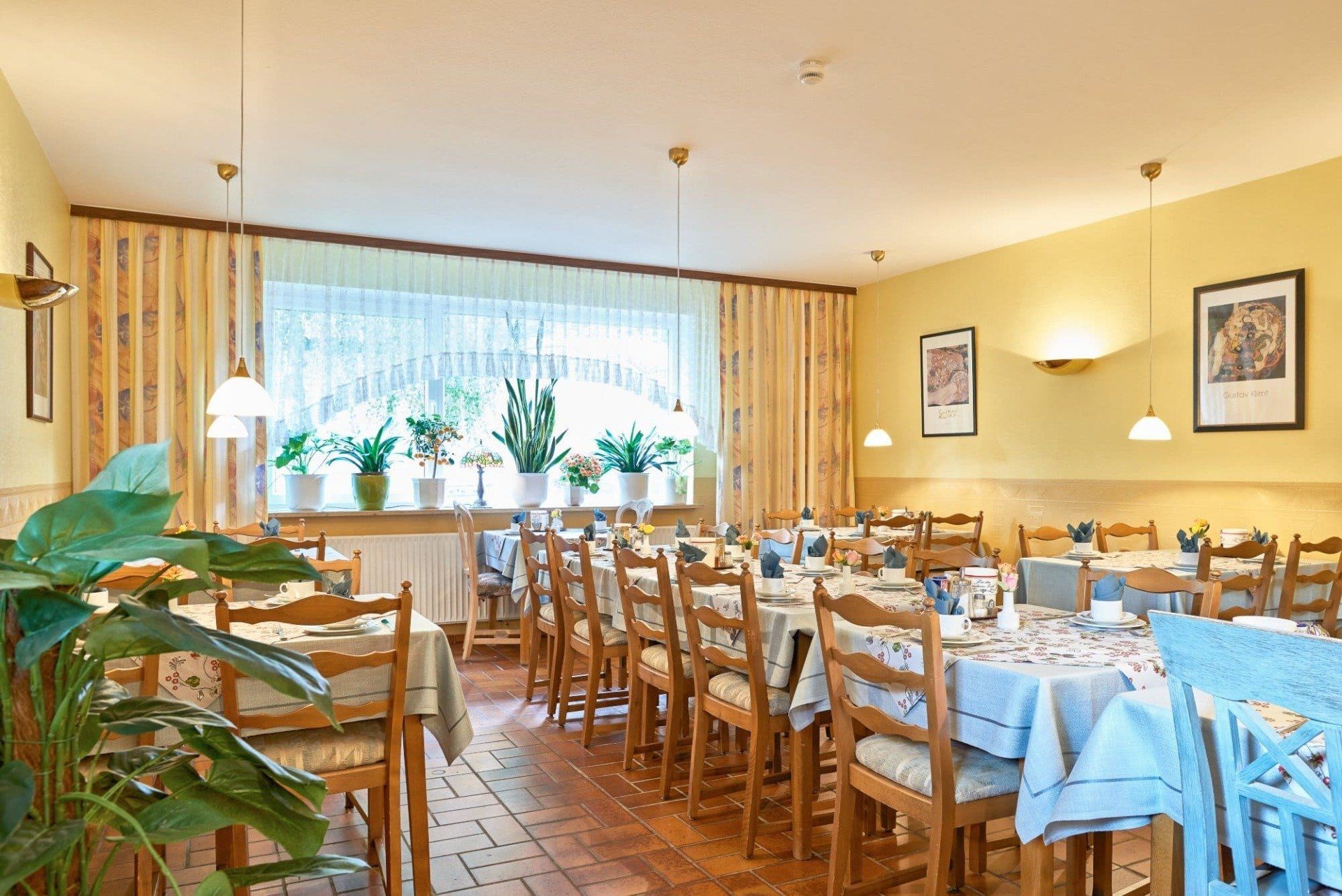 Ein Restaurant voller Tische, Stühle und Pflanzen