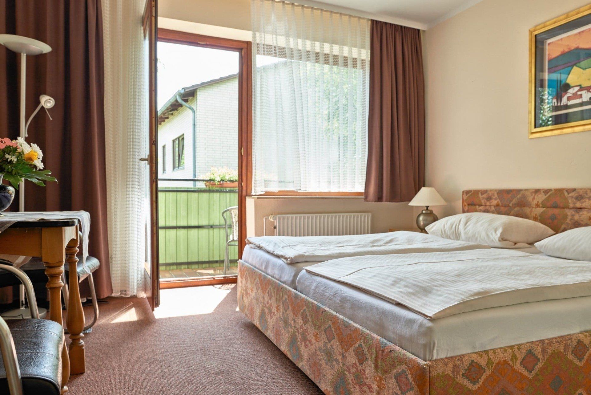 Ein Hotelzimmer mit zwei Betten und Balkon