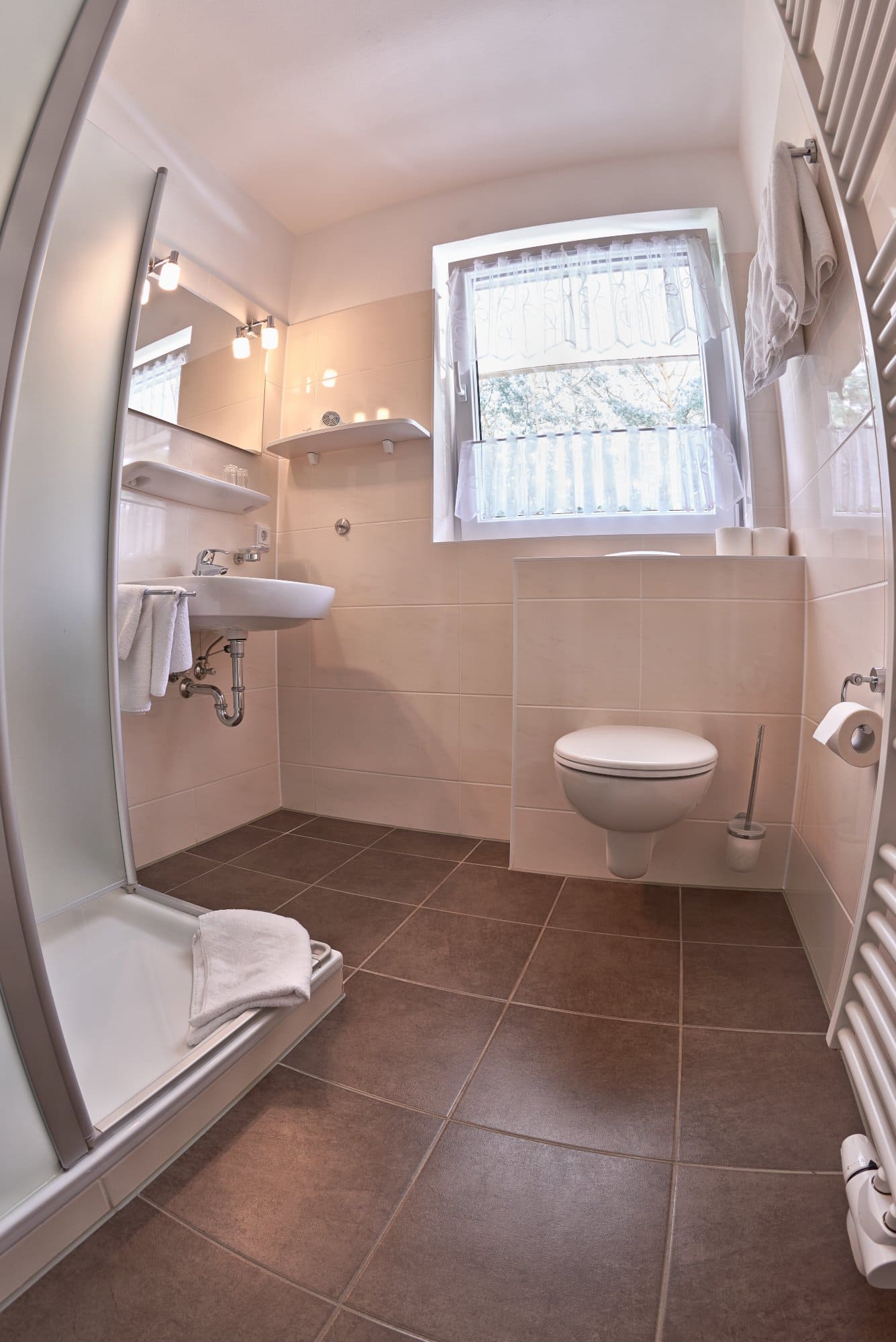 Ein Badezimmer mit Toilette, Waschbecken und Dusche.