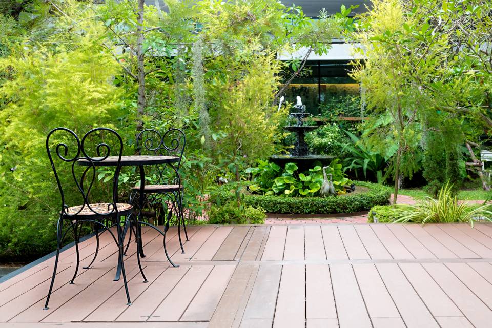 Tavolo e sedie in giardino