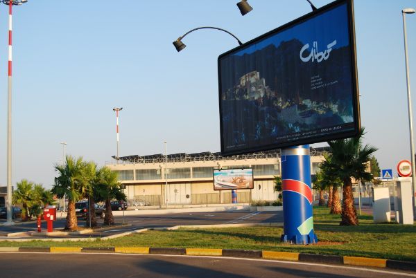 Cartellone e aiuole aeroporto