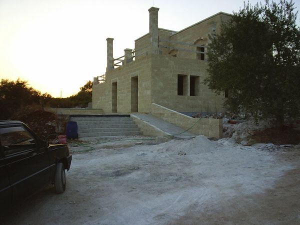 Scaletta e casa in costruzione
