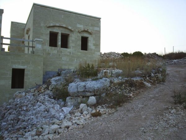 Rocce e casa in costruzione