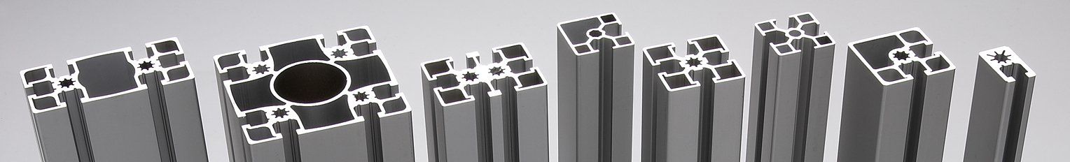 Verschillende uiteindes van aluminiumprofielen worden naast elkaar getoond.