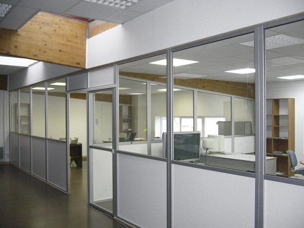 Scheidingswand voor burelen in aluminiumprofielen
