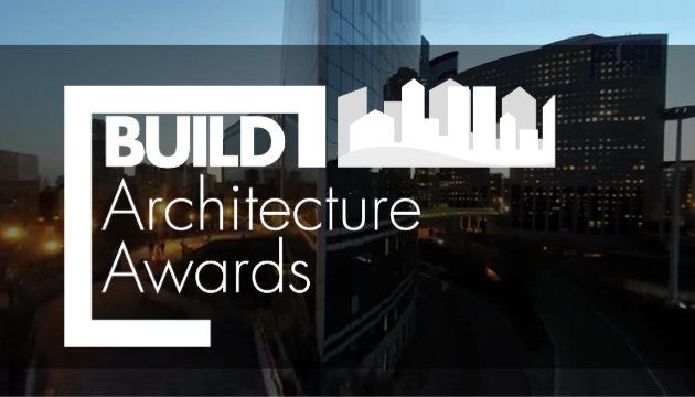 Ein Logo für die Build Architecture Awards mit einer Stadt im Hintergrund