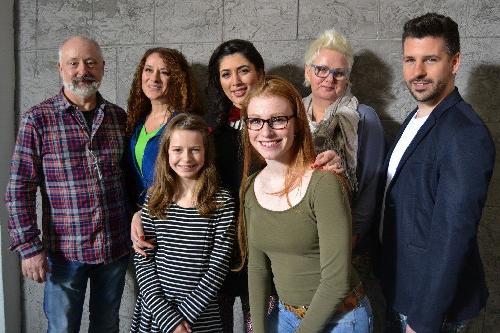 Eine Gruppe von Menschen posiert gemeinsam für ein Foto.